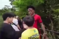 越说越过分，小球迷称梅西是侏儒，甲亢哥及时打停