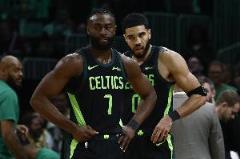 绿军先发对阵太阳：双探花+霍勒迪+怀特 vs 比尔复出+布克