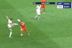 海牛队宋文杰因抬脚踢人被红牌罚下