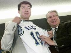 24年前今日：王治郅NBA首秀贡献6分3篮板