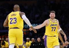 外线火力全开！湖人半场狂轰78分 三分22中15！