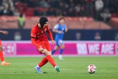 吾米提江德比战闪耀登场，21岁球员重返国足引关注