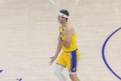里夫斯半场8中6高效输出18分4助三分6中4