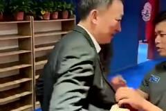 执教能力还是厉害！青岛晋级，刘维伟赛后更衣室被泼水庆祝！