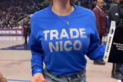 主场不准球迷打印“解雇Nico”标语，女球迷就出此下策