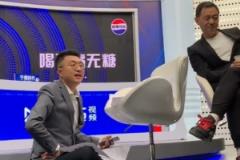 席地而坐！孙雨轩与颜强解说德布劳内拯救曼城的精彩瞬间