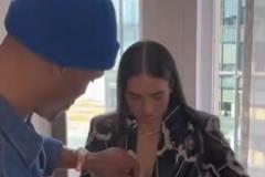 威少贴心帮阿穆尔整理领口 威嫂提刀现身街头