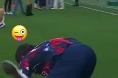 玩这么花！？内维斯在家人面前把自己女友按倒在地