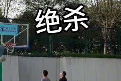 她的白色外套上居然没有一点黑手印~