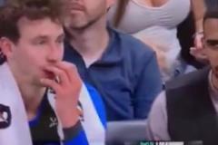 魔术对老鹰，导播镜头给到场边大雷，太惹眼了