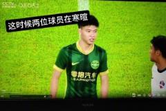 每周比赛开始前，王钰栋和对方球员寒暄，脸色不断变化