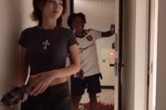 想干啥？甲亢哥把日本女友带进房间，然后匆忙下播了