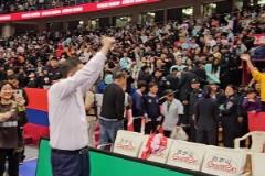 青岛主帅刘维伟率队连胜广厦夺赛点 赛后接受主场球迷欢呼声