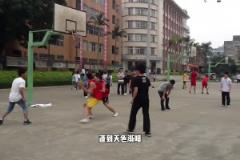 182篮球网红肘姐晒1v1视频配文：握手不是抱歉而是大哥得练