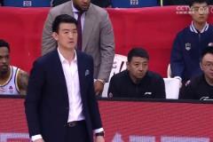 这球你怎么看？鲍威尔造朱俊龙三分犯规