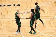 塔图姆谈怀特和霍勒迪：两位高效球员在攻防两端贡献显著