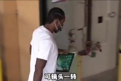 我卡社恐！看手机避镜头 只是他躲避社交的一种方式