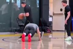 东契奇和助教比罚篮输了，只能乖乖趴下做俯卧撑....