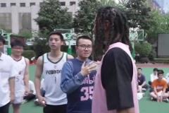 徐静雨身穿35号球衣与罗斯参加活动大秀中投