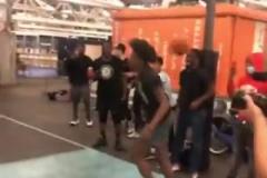这大风车拉满啦！小伙子这扣篮是不是师从邓肯