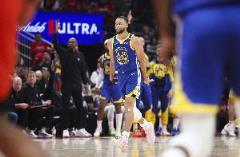 库里季后赛生涯总得分突破4000分，成为NBA历史第十一人