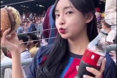 韩国女主持竟是巴萨球迷不得不说韩国女孩子是真好看~