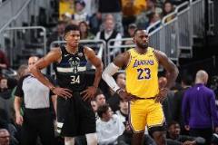 前两届NBA杯冠军湖人与雄鹿系列赛均以1-3落后