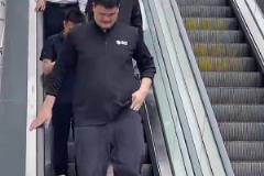 2米26的姚明上中巴和我们普通人上suv差不多啊