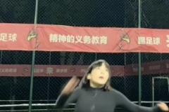 离谱！中乙赛场球童翻过广告牌进场躺下，客队：NM有这样玩的啊