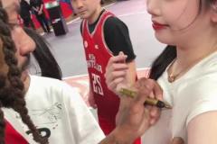 真敢啊！肘子姐沁纯直接让罗斯在胸口签名