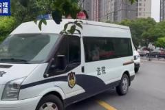 今日二审宣判！押送李铁的警车已进入法院