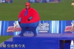 卡卡，这是我男神卡卡！踢了一辈子球最后被中国明星用球踢了