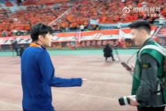 泪目记者：蒿俊闵赛后低调谢场，与泰山球员亲切致意