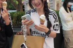 街拍博主遇皇马&贝林厄姆女球迷，小姐姐颜值你给几分？