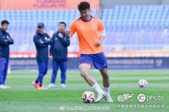 山东泰山队备战中超联赛积极进行赛前训练