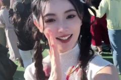 篮球主播金佳悦忙里偷闲去了音乐节，这一眼就像小明星啊