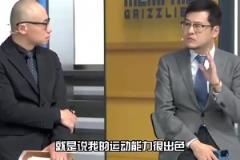 这是谁？镜头给到火箭替补席 用头巾捂住脸极度难受