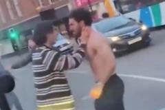 太阳报：赫尔城队长与橄榄球运动员街头斗殴，从酒吧打到马路旁