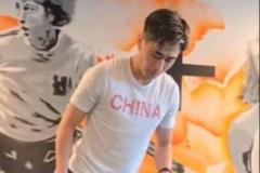 戴伟浚康复训练视频曝光：“妈妈！我终于能碰球了！”