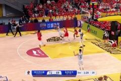 在国内球员中相当罕见！朱俊龙快攻直接将外援杰曼的上篮钉板帽了下来！