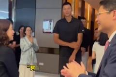 略显拘谨！广东名宿易建联和前队友王仕鹏现身广州参加活动