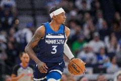麦克丹尼尔斯上半场高效表现，6投4中贡献10分3盖帽正负值+17