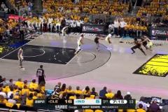 不是哥们你乔丹啊？米切尔空中1扛2！拉杆对抗神仙球2+1