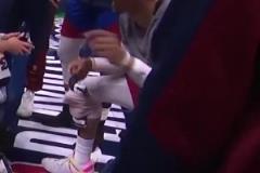 下面...我简单说两句！威少在加时暂停期间为队友们加油鼓劲