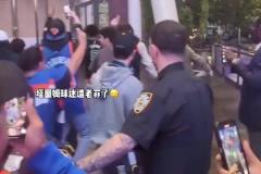 身穿0号球衣的塔图姆球迷在麦迪逊广场被纽约球迷“围攻”
