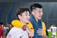 刘殿座晒与韦世豪“哥俩好”合照引热议，王大雷调侃“吃醋”