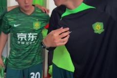 相当有范儿，于大宝赛前激励国安青训梯队小球员