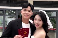 段刘愚真有福气，老婆这么漂亮啊！！看着像是杏花眼~