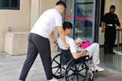 心系球队❤曾凡博轮椅入场观战总决赛G3 腰部重伤赛季报销