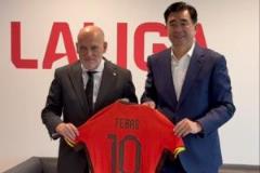 特巴斯获赠国足球衣，西甲与中足协合作深化中国足球影响力